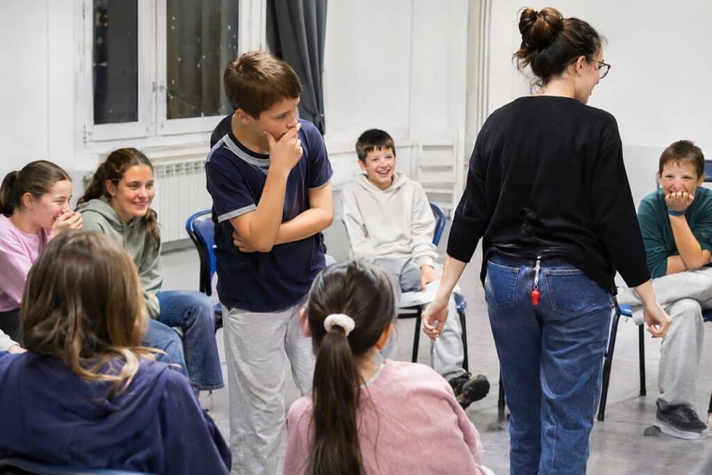 un groupe d'enfants joue au jeu du sifflet