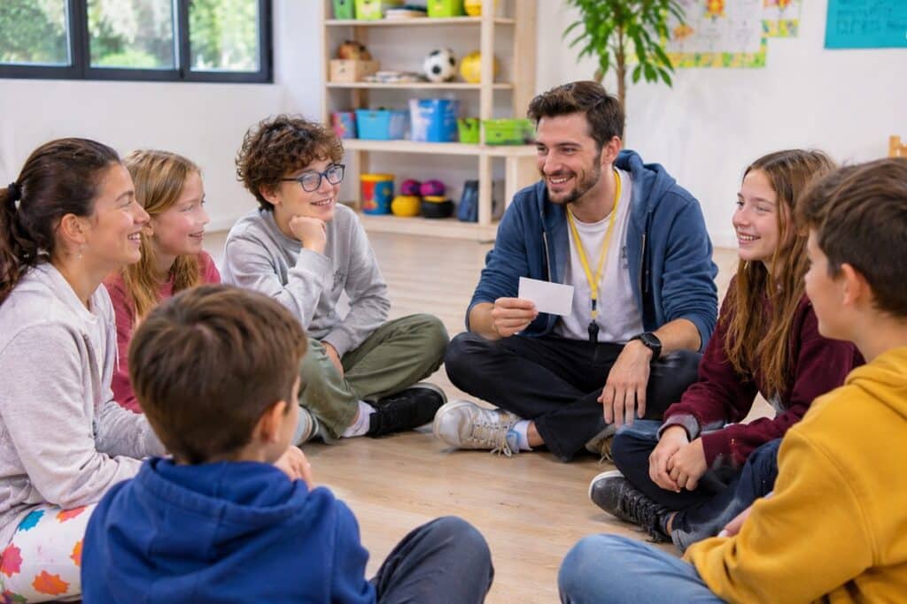 des enfants participent à un jeu de présentation