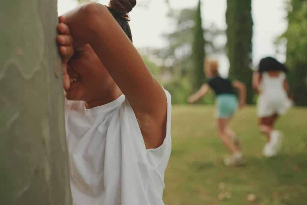 enfants jouent cache-cache