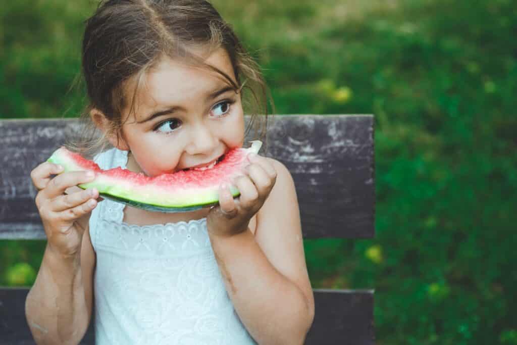 enfant qui mange