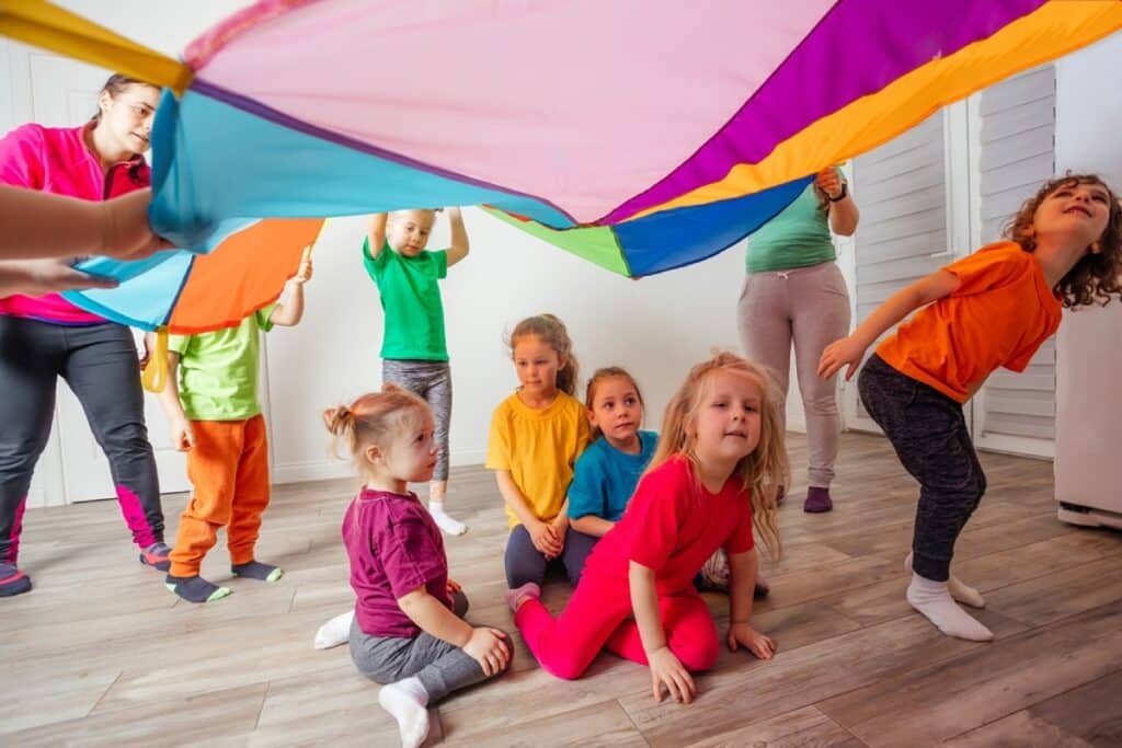 enfants sous parachute