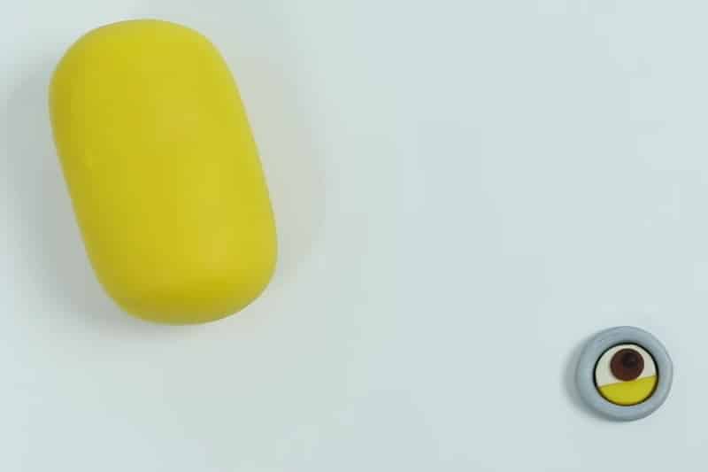 faire un minion en pâte à modeler