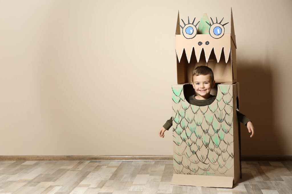 enfant en déguisement dragon en carton