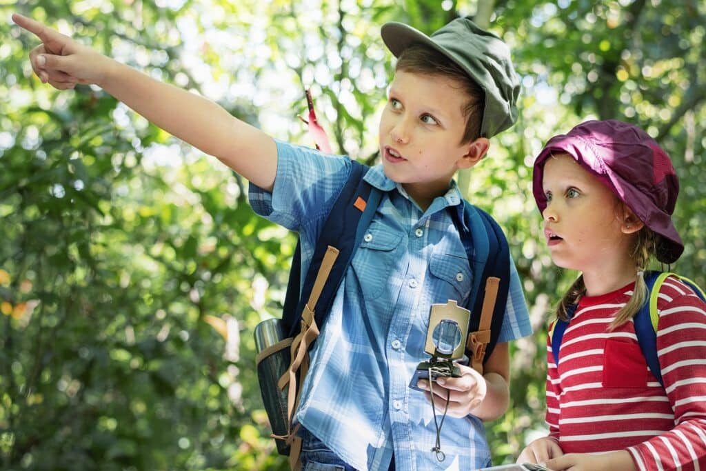 enfants course d'orientation en forêt