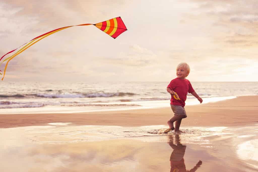 garçon cerf volant plage