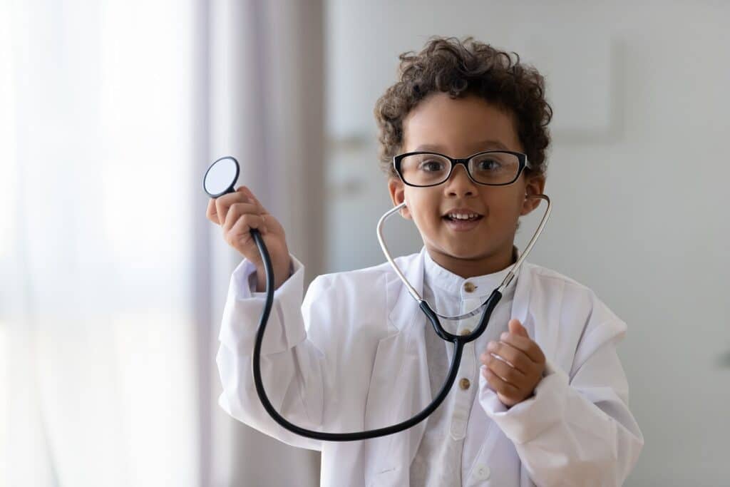 enfant déguisé en docteur