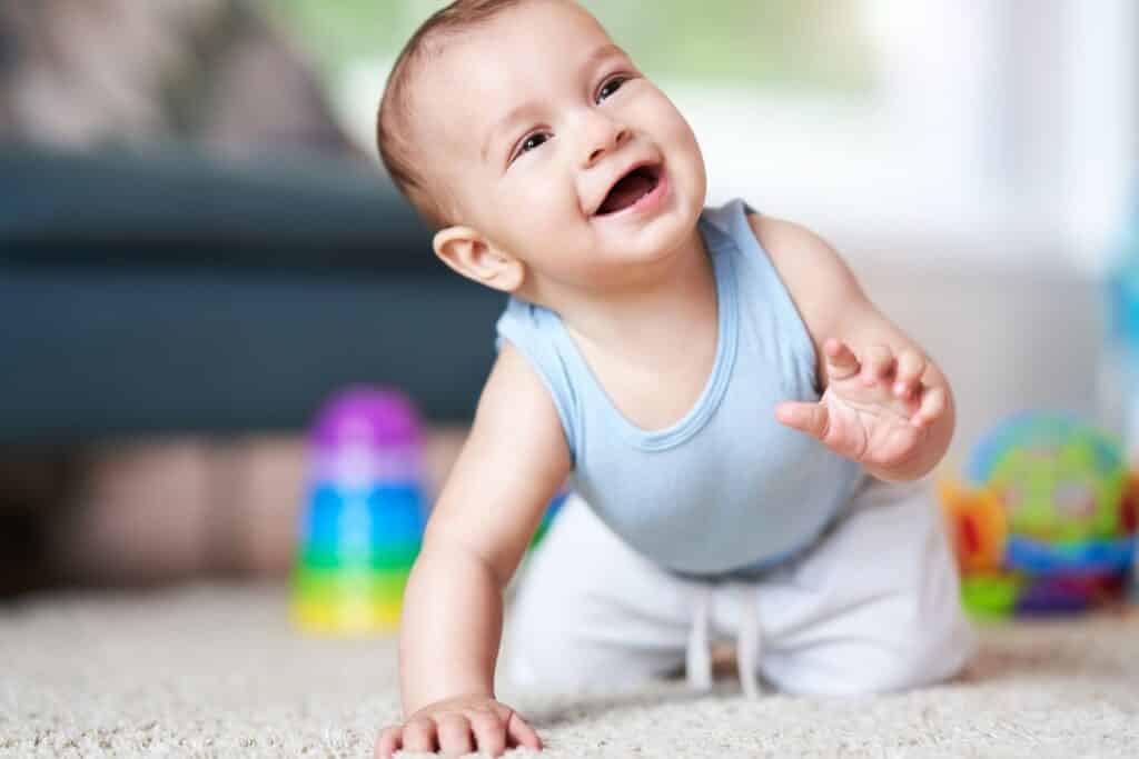 Les enfants apprennent tout seuls à marcher à quatre pattes