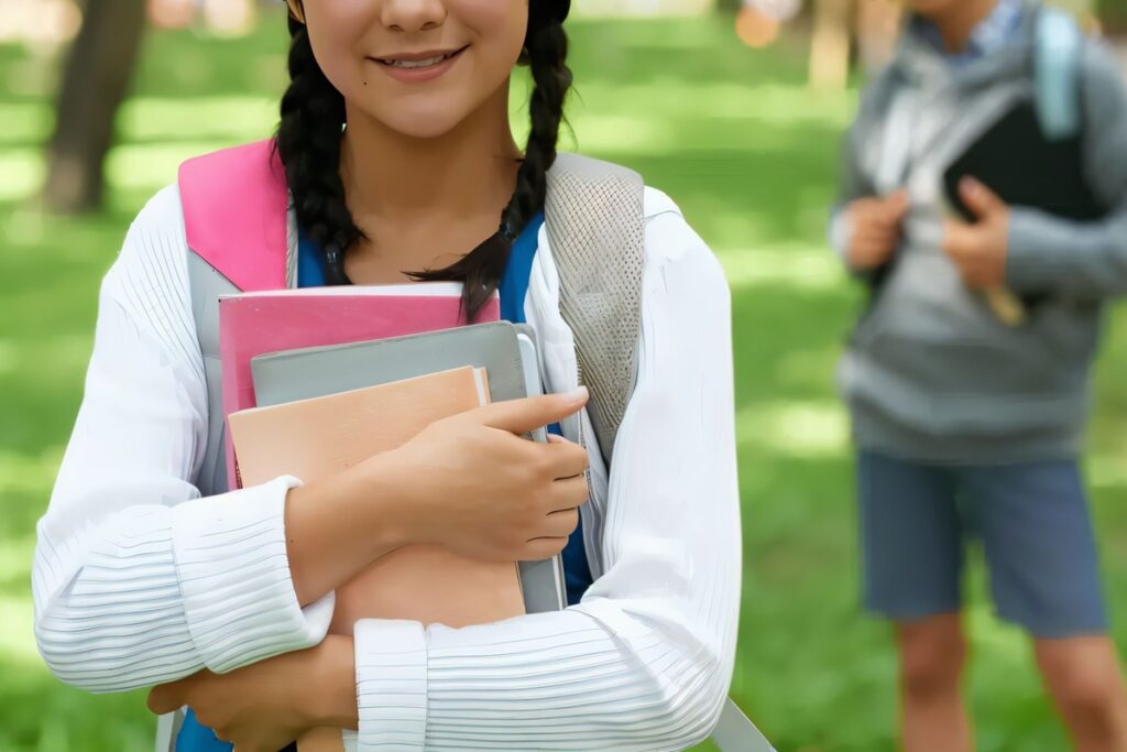 jeune fille prête pour la rentrée scolaire