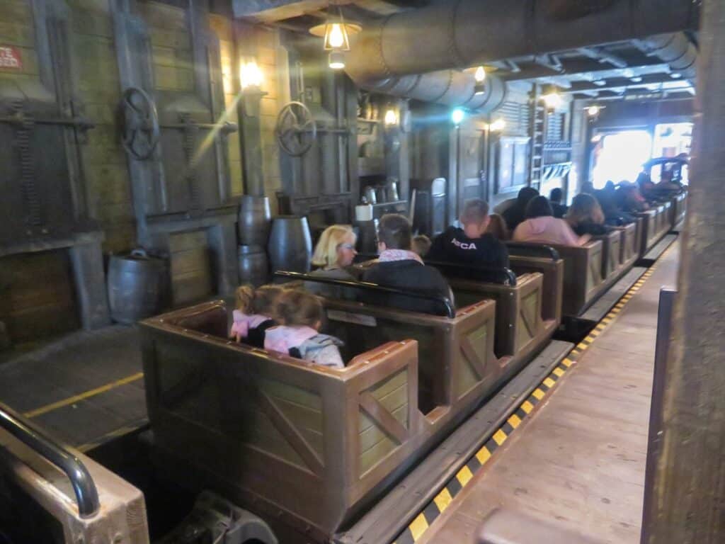 voitures de l'attraction big thunder mountain