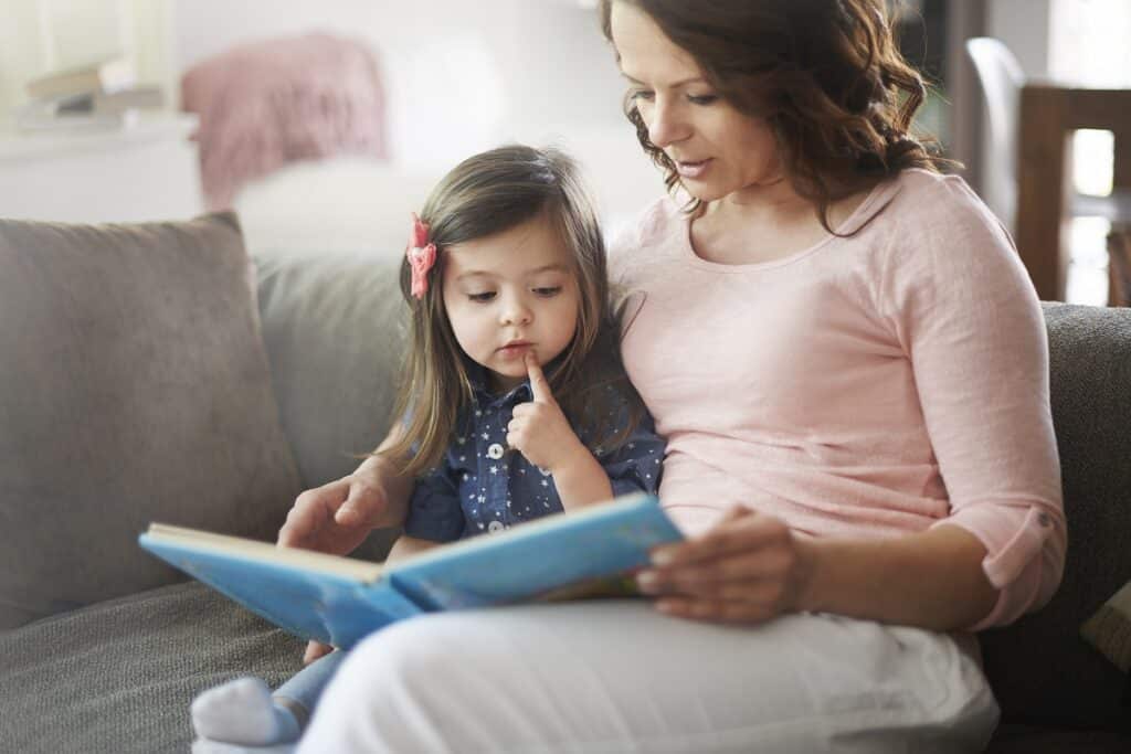 maman lit un livre enfant