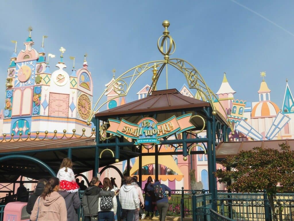 file d'attente it's a small world