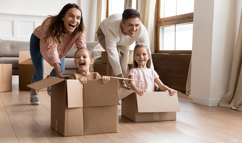 parents jouent avec enfants