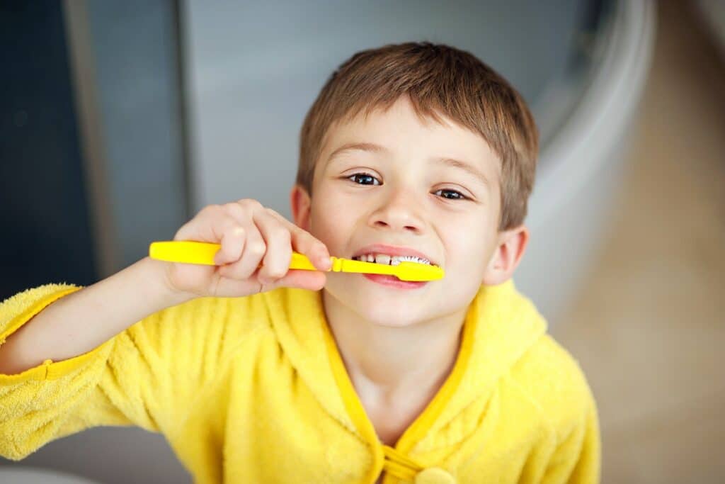 garçon qui se brosse les dents