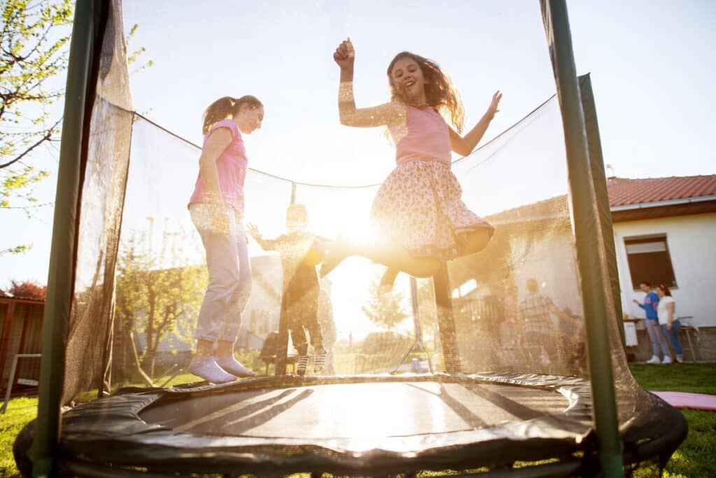 enfants sautent sur trampoline