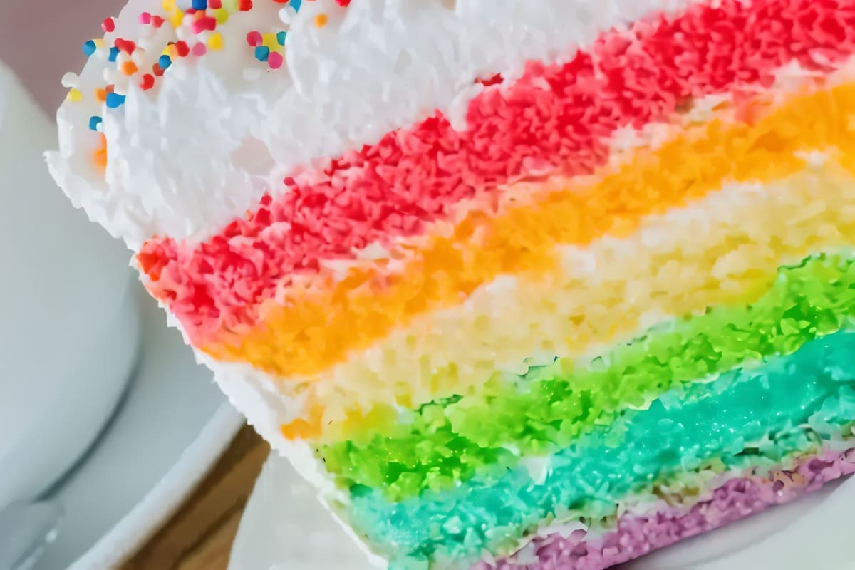 tranche de gâteau arc-en-ciel