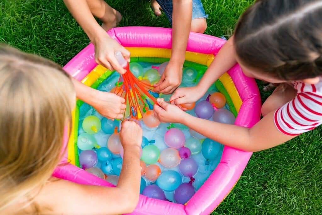 petite piscine remplie de ballons d'eau