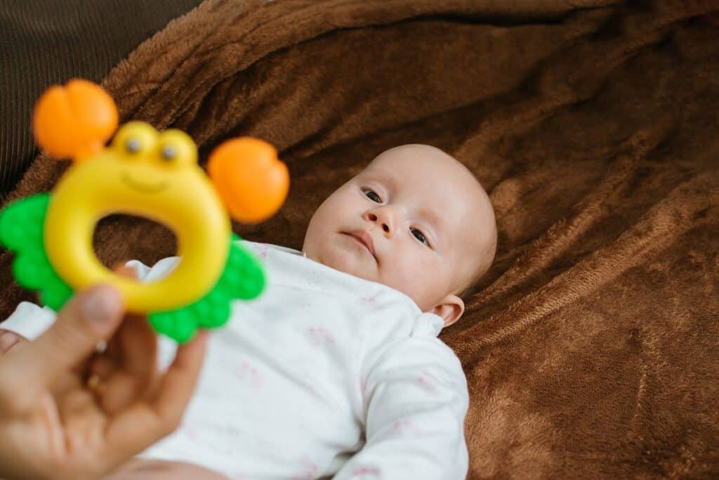 jeu de bébé avec un hochet