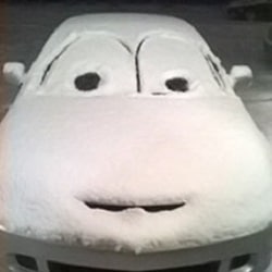 voiture recouverte de neige