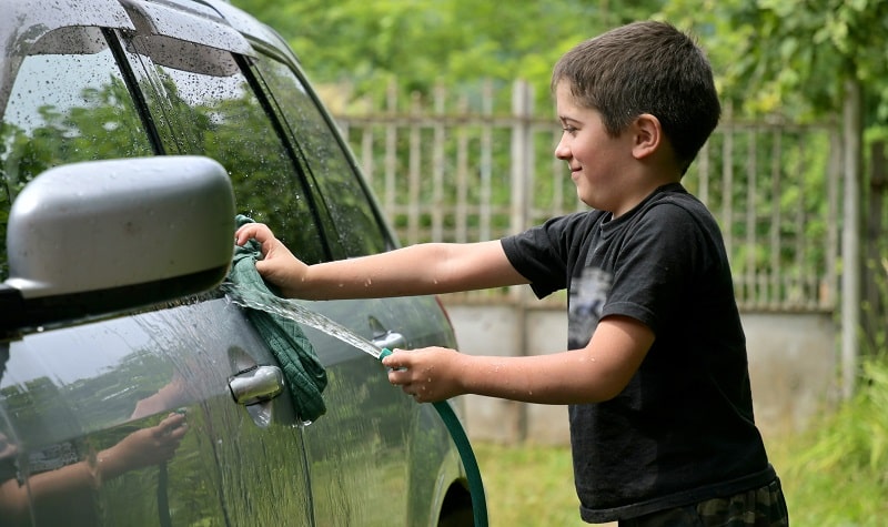 Nettoyer la voiture avec les enfants