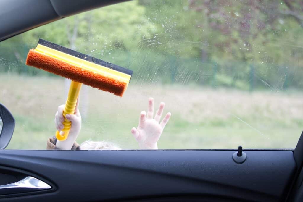 nettoyer la voiture avec des enfants