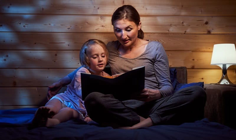 moment calme avant le coucher maman et enfant