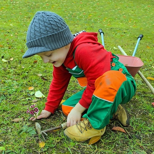 Nettoyer le jardin en famille