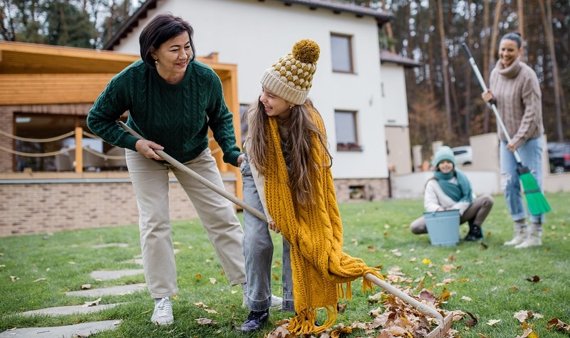 Nettoyer le jardin en famille