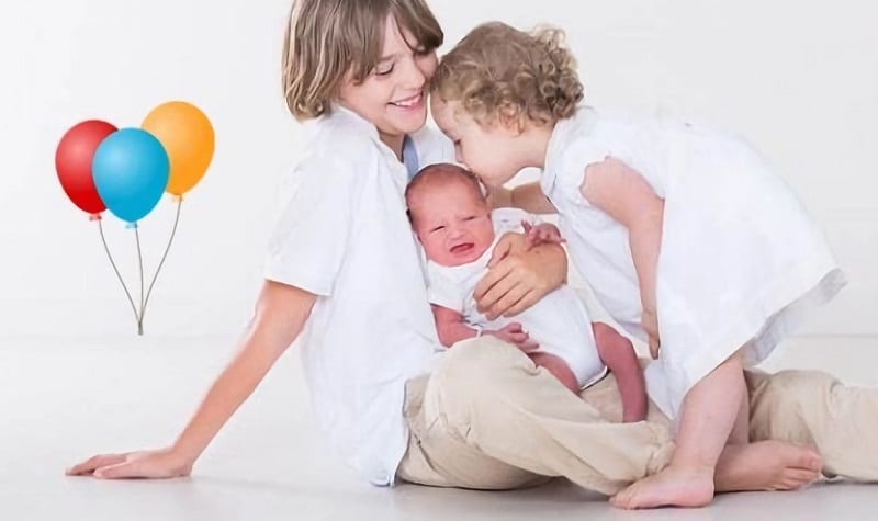 fêter l'arrivée de bébé à la maison avec les frères et sœurs