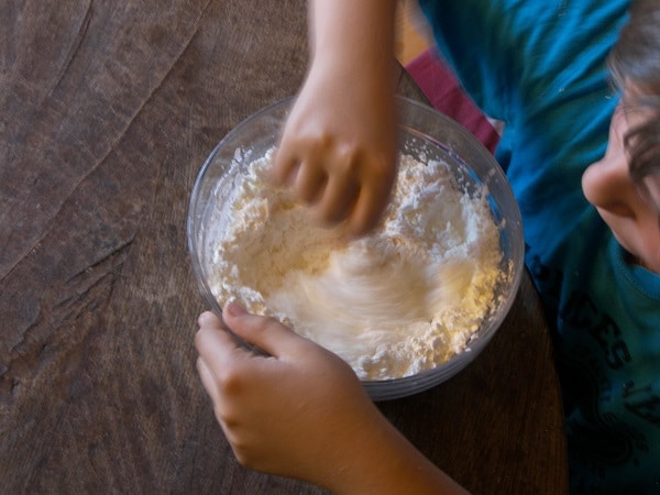 Créer de la pâte à modeler avec des ingrédients du garde-manger