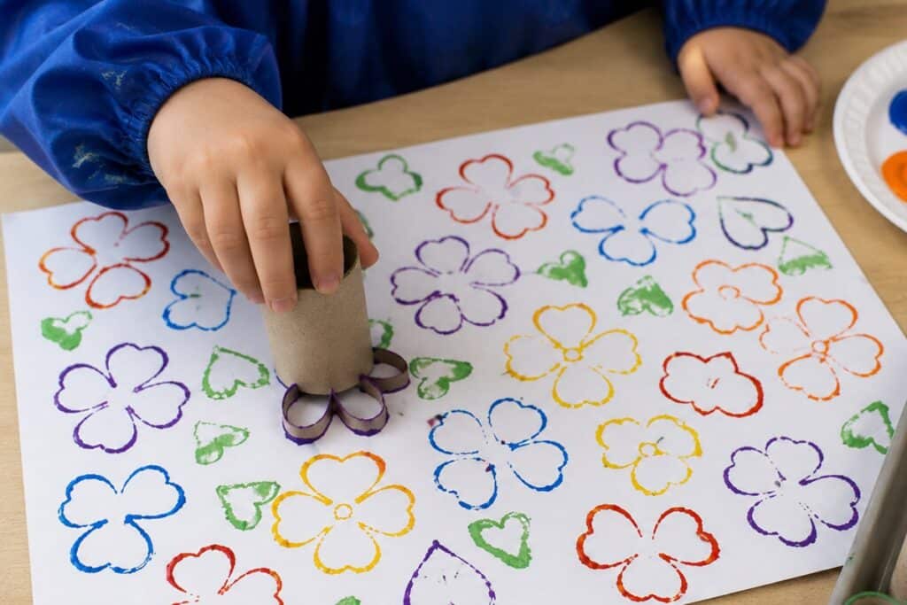 peindre avec des rouleaux de papier toilette