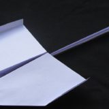 Avion en papier qui vole loin
