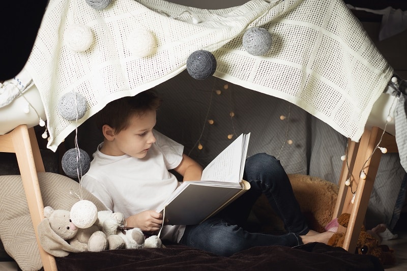 cabane enfant avec des couvertures