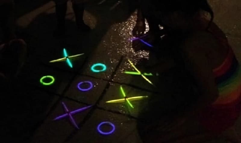 jeux avec des bracelets lumineux