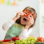 enfant heureux cuisine