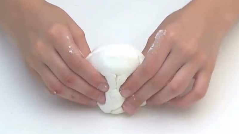 boule de pâte à modeler blanche