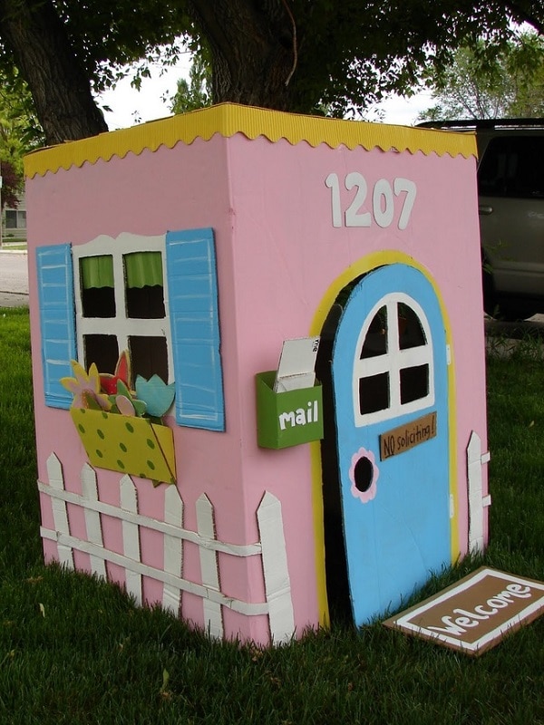 Cabane en carton à colorier maison