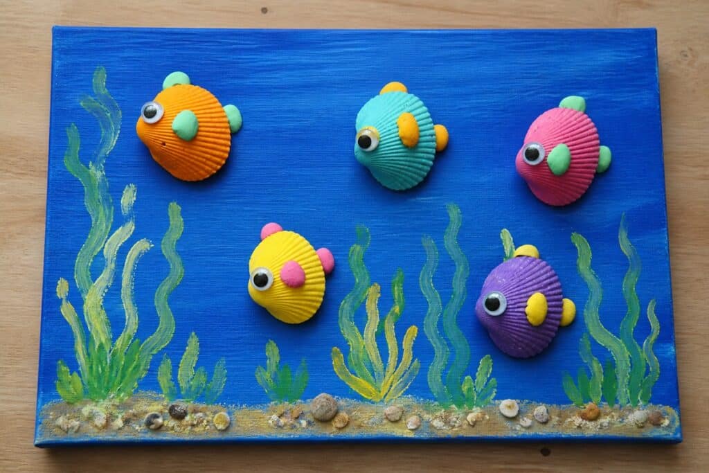 poissons tropicaux avec des coquillages