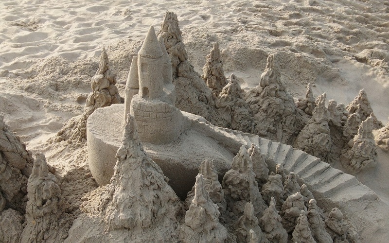 Deux Petits Garçons S'amusent À Construire Un Château De Sable Sur