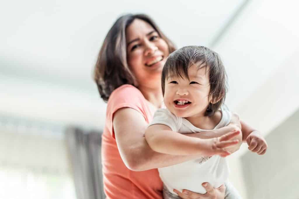 maman dans avec bébé