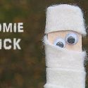 Momie stick : une activité simple pour Halloween