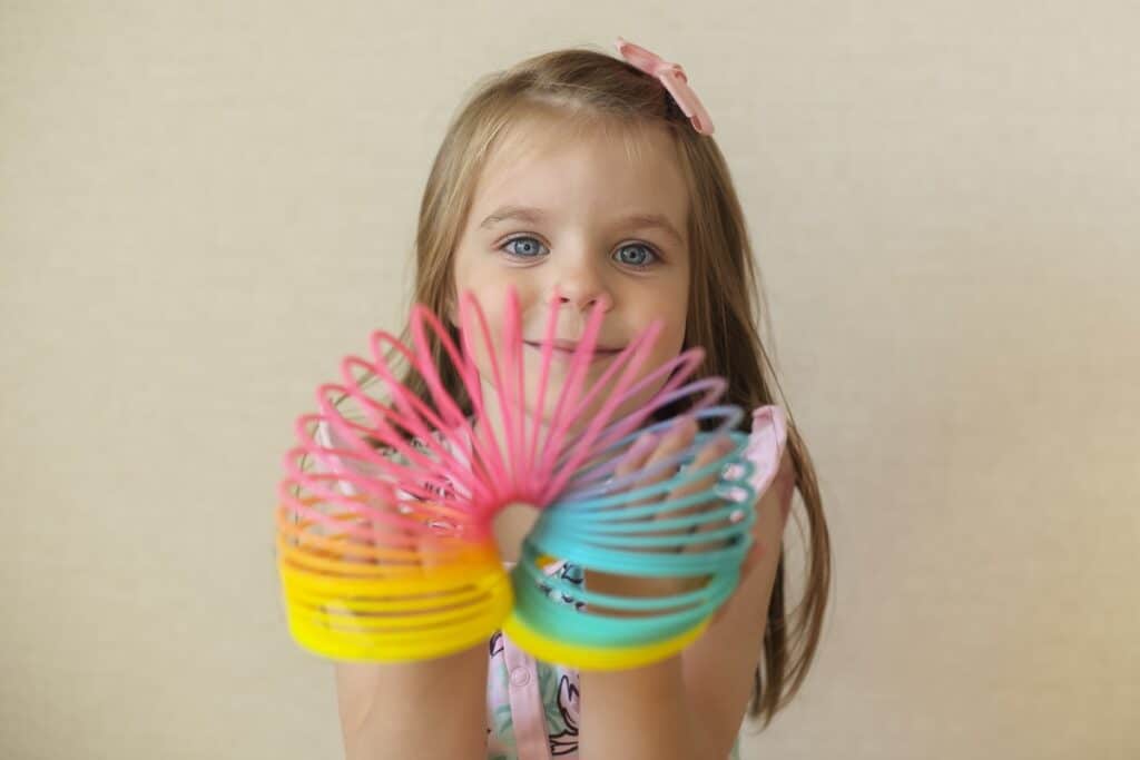 petite fille jouant avec un slinky