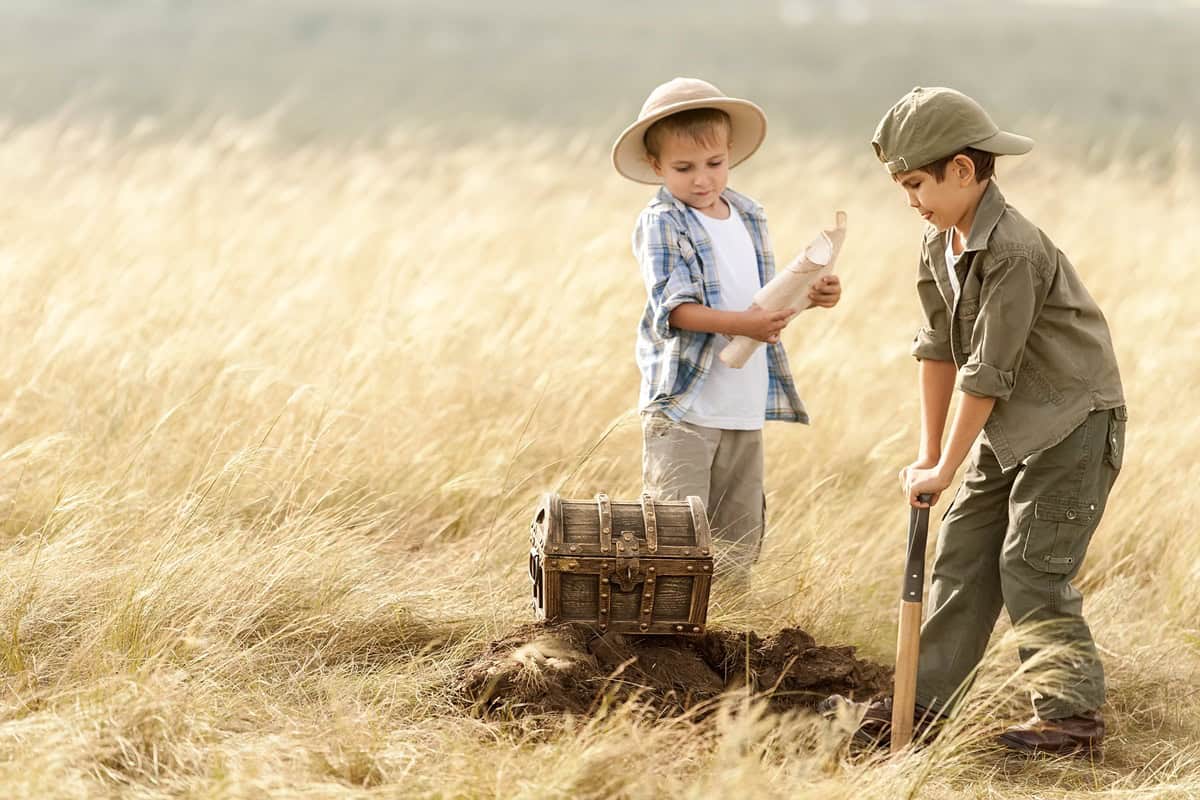 les enfants découvrent le trésor