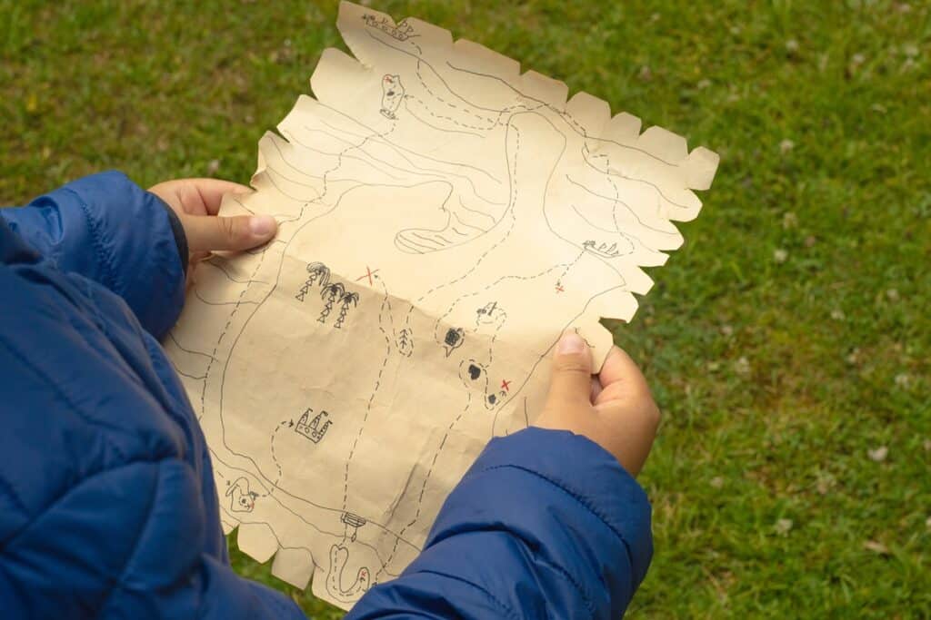 enfant tenant une carte au trésor