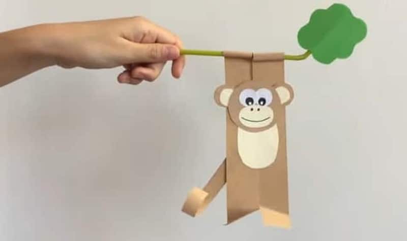 singe en papier qui se balance