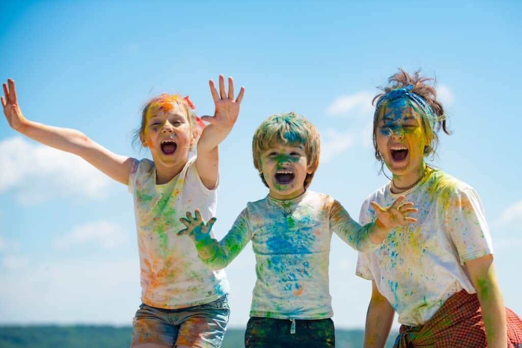 famille joue avec poudre holi