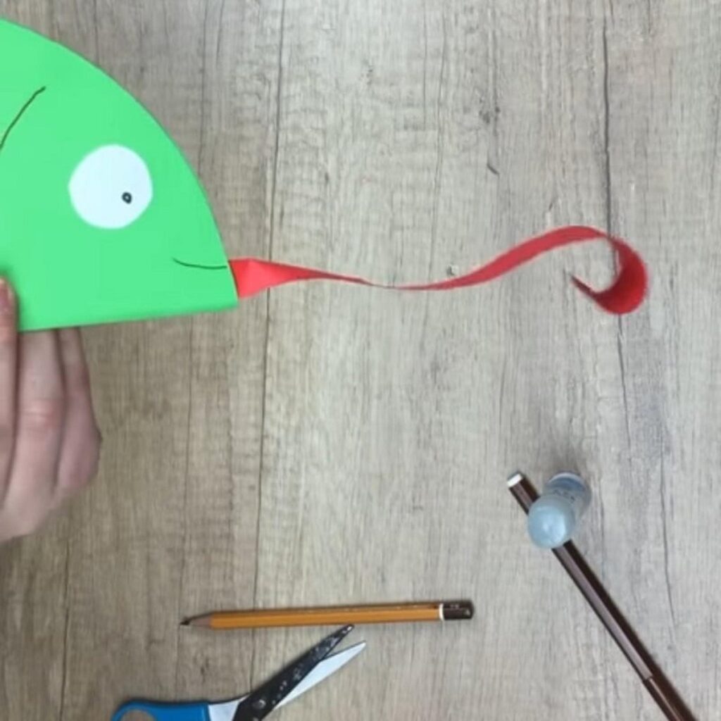 caméléon en papier qui tire la langue