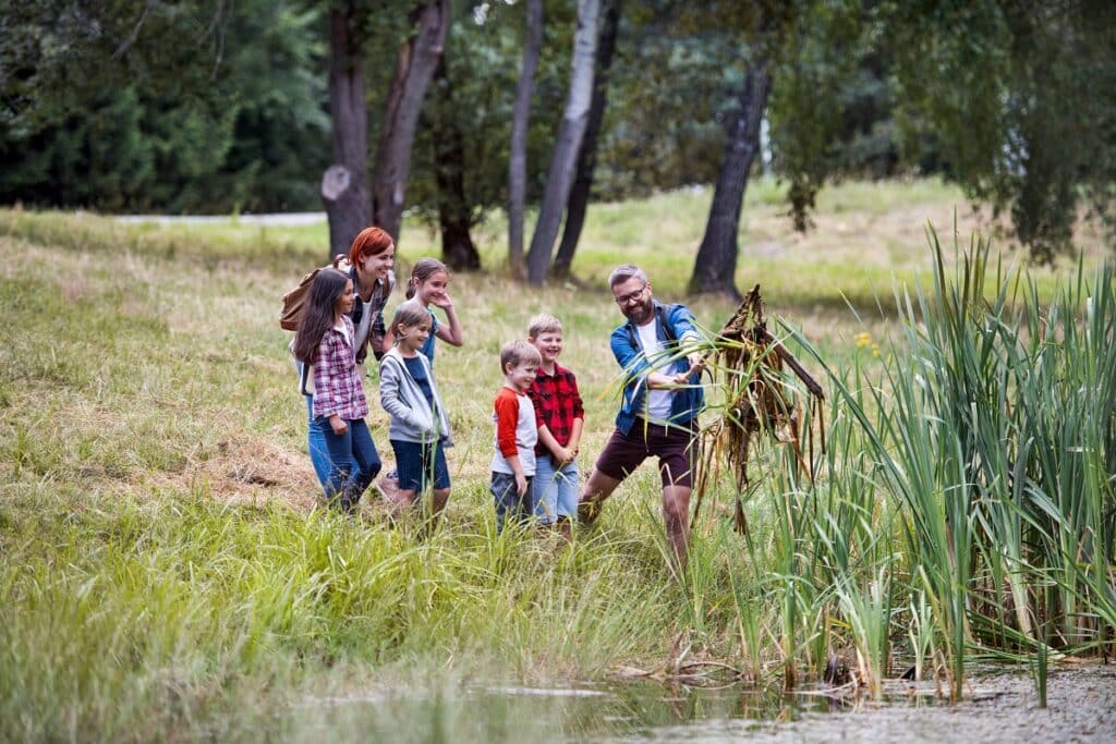 enfants et animateur près d'un étang