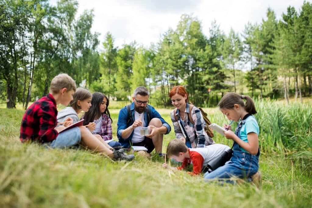 groupe d'enfants dans la nature