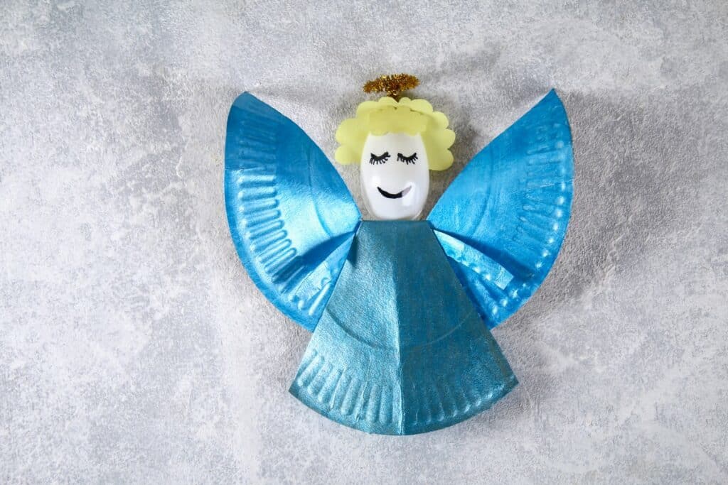 ange avec une assiette en carton