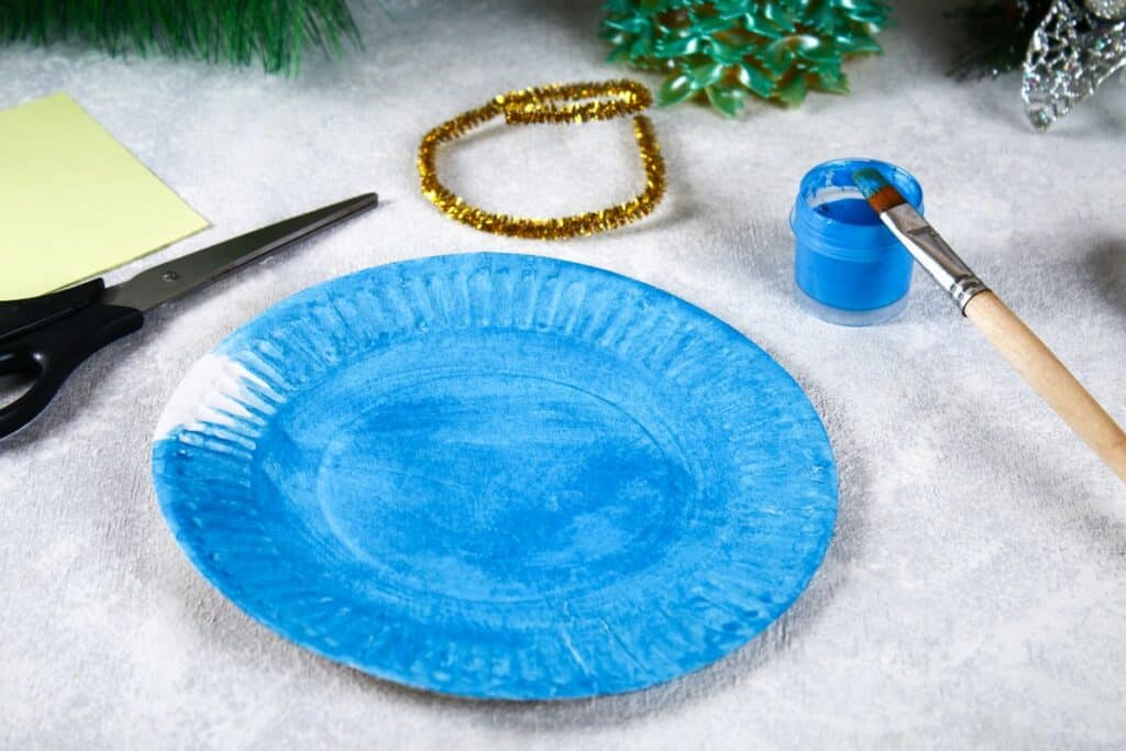 assiette en carton peinte en bleu